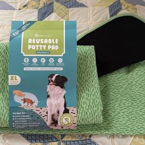 Dog, 2 reusable potty pads